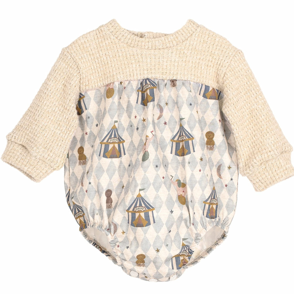 Pelele bebé con cuerpo de punto beige y estampado circo