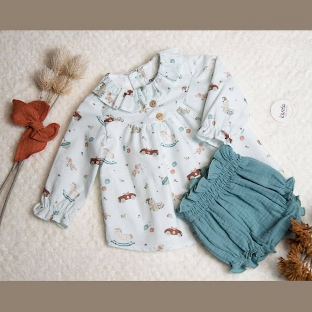 Jesusito celeste niña con estampado coches y animalitos