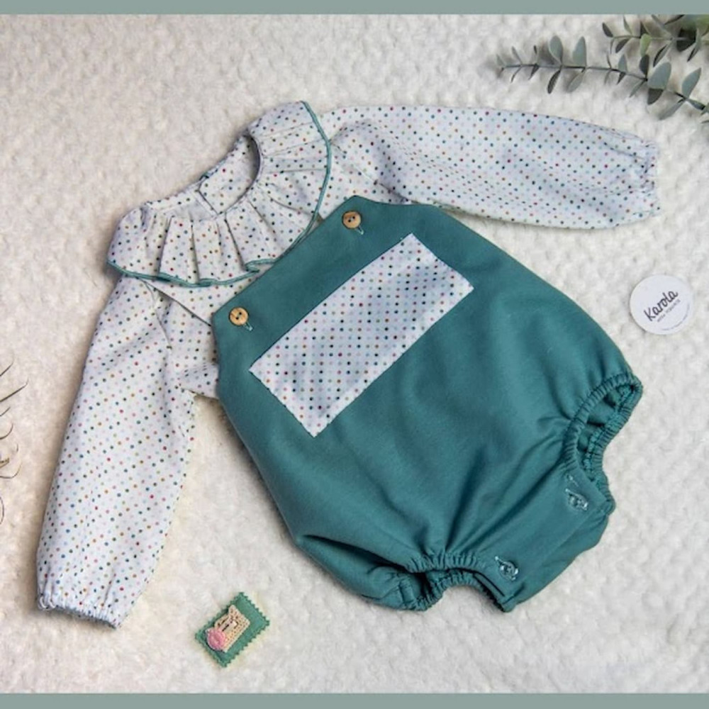 Conjunto Charlot bebé con blusa plumetti y ranita peto verde
