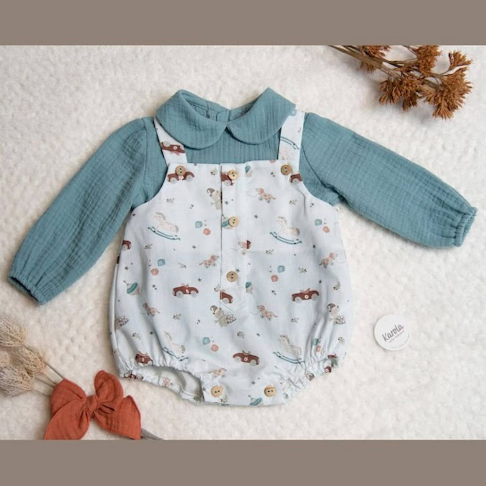 Conjunto bebé celeste con peto estampado y camisa de manga larga