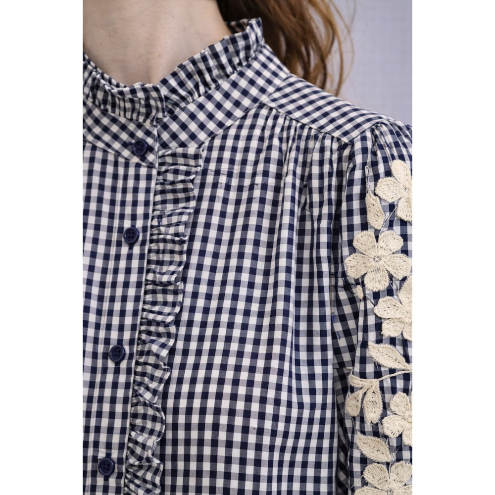 Blusa vichy azul marino de mujer con bordado floral en mangas