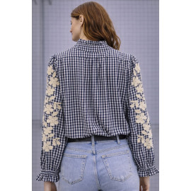 Blusa vichy azul marino de mujer con bordado floral en mangas