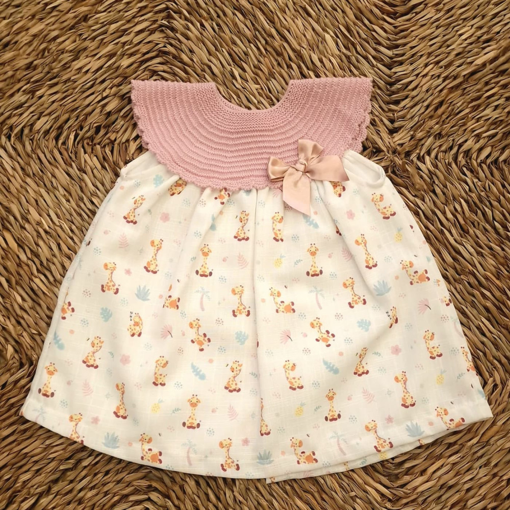 Vestido infantil estampado jirafas con canesú de punto rosa