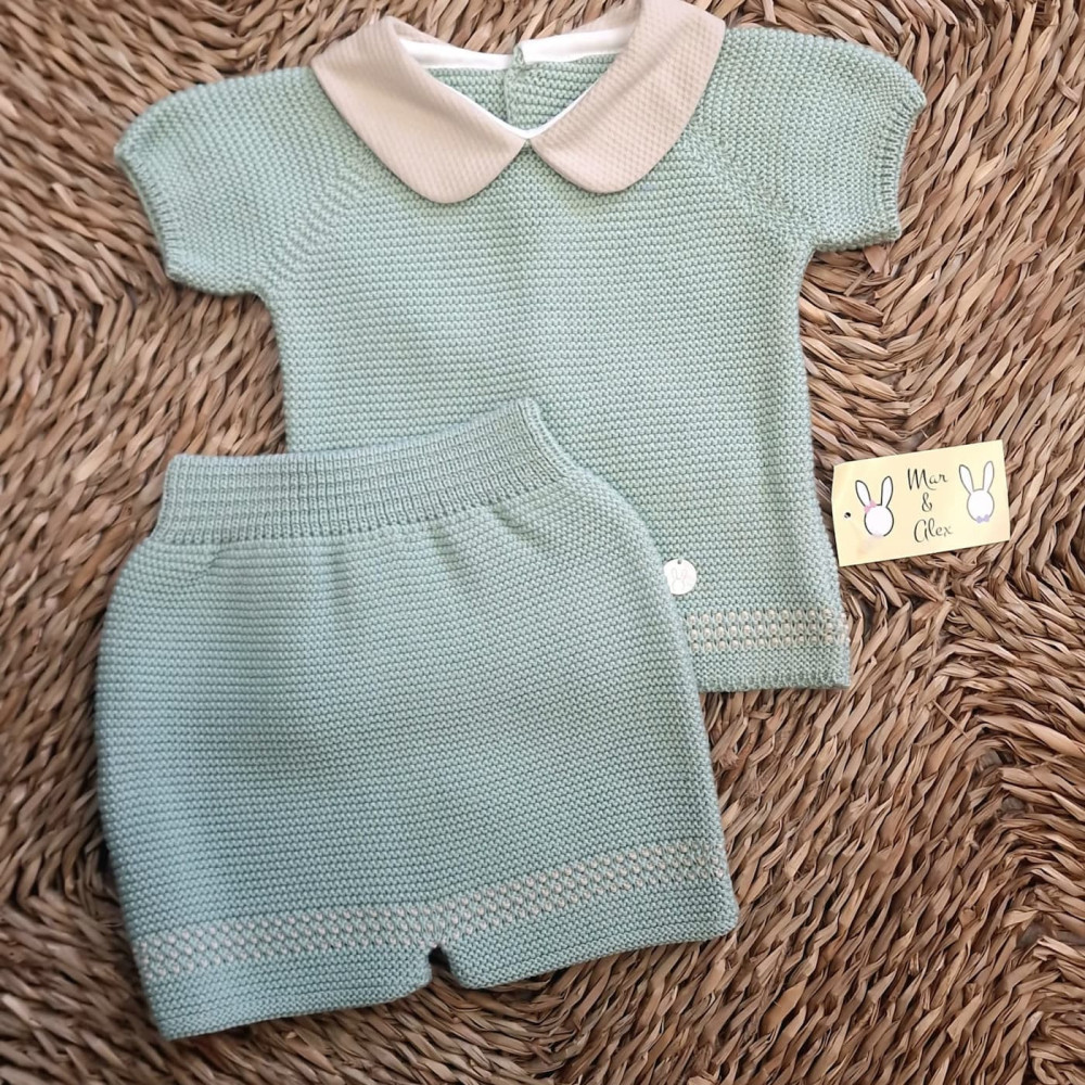 Conjunto bebé verde agua de punto con cuello clásico