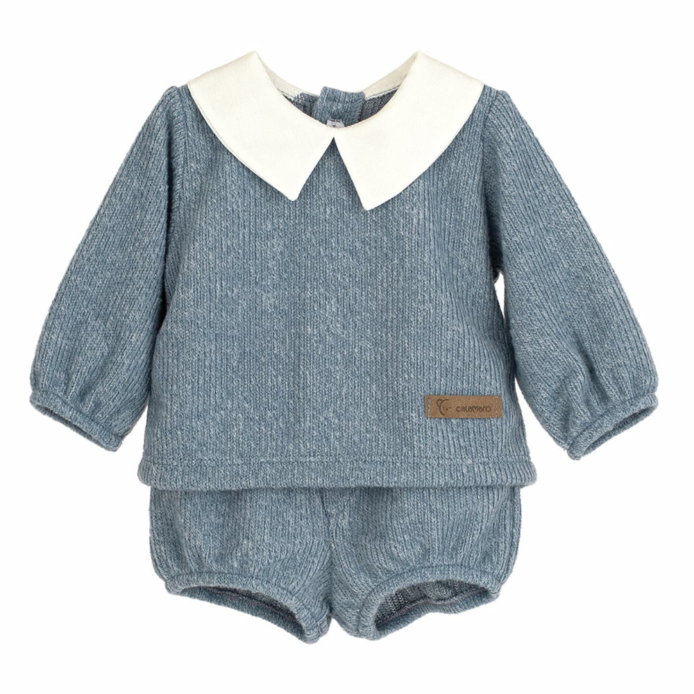 Conjunto de jersey blanco con cuello pico y pololo azul