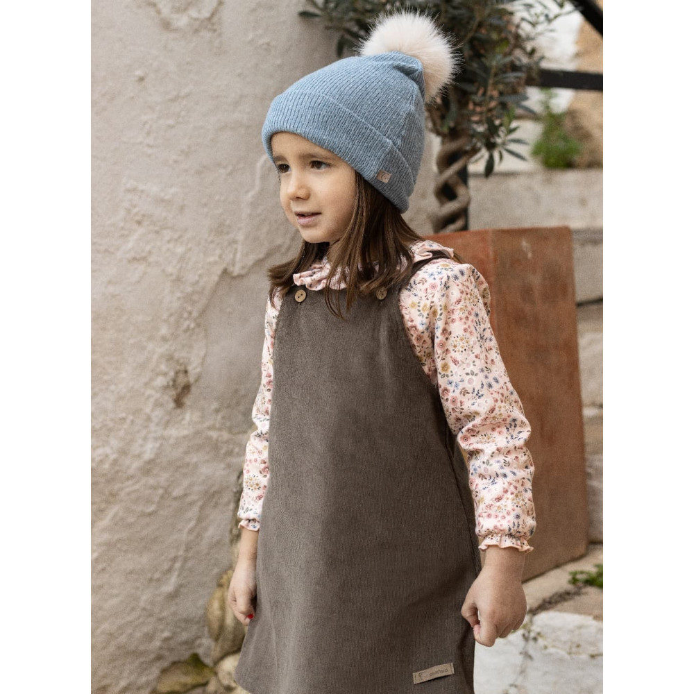 Conjunto de camisa estampada con cuello volante y pichi de pana marrón